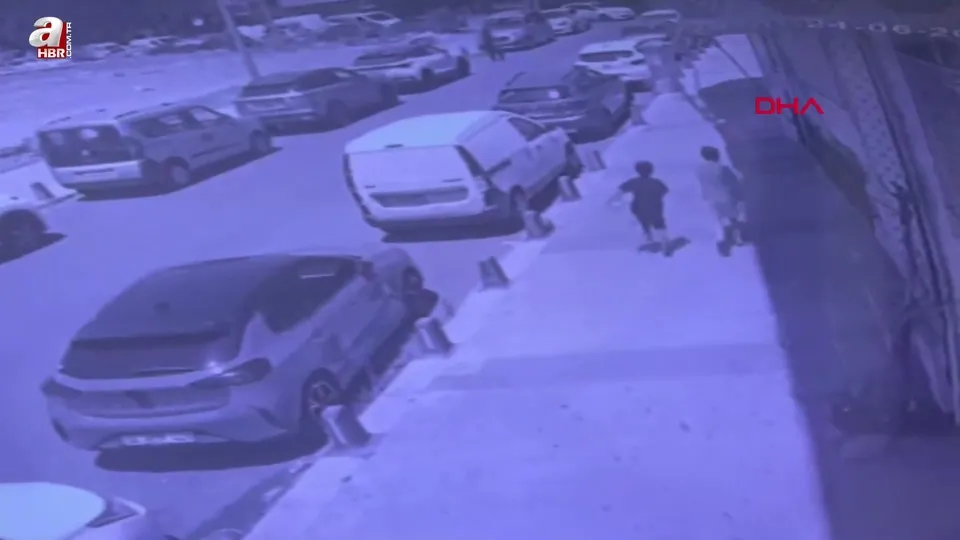 Zihinsel engelli çocuğu sokakta dövdü