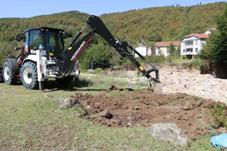 Yediği elmalar sonu oldu... İneğinin ölümüne kalbi dayanmadı