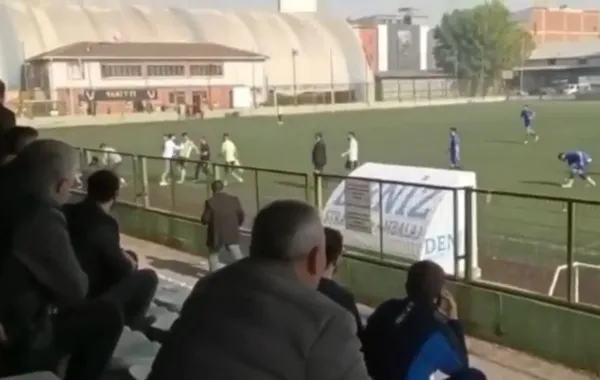 bursada-deliye-donen-futbolcu-rakibine-kramponla-saldirdi-1636455008497.jpg Bursa’da deliye dönen futbolcu rakibine kramponla saldırdı - 3