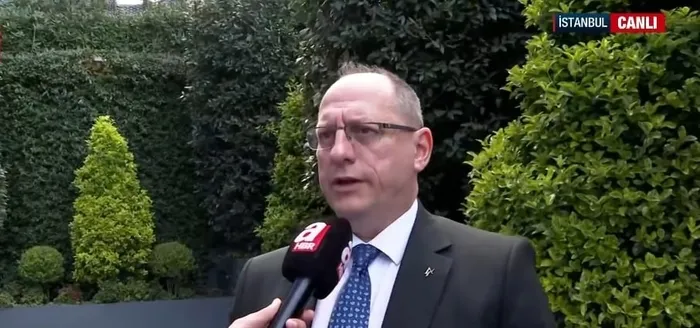 merkez-bankasinin-faiz-karari-belli-oldu-350-baz-puan-artis-uzman-isim-a-haberde-yorumladi-2-ana-hedef-1744894261603.jpeg Ekonomist Tonguç Erbaş, A Haber canlı yayınında Merkez Bankası'nın faiz kararını değerlendirdi. (A Haber ekran görüntüsü)