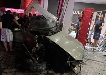 Adana'da direksiyon hakimiyetini kaybeden sürücü mağazaya daldı