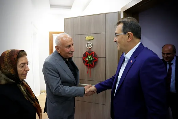 1671346628011.jpg Enerji ve Tabii Kaynaklar Bakanı Fatih Dönmez'den evine doğalgaz verilen aileye ziyaret - 5