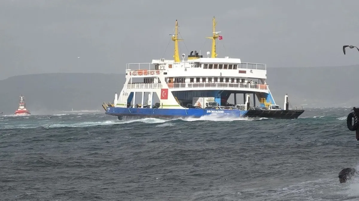 Çanakkale'de bazı feribot seferlerine fırtına engeli!