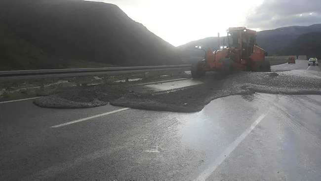 Erzincan’da sağanak heyelana neden oldu, trafik ulaşıma kapandı - 2