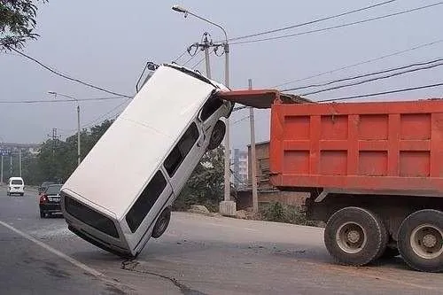 Arıza yapan tek motorlu uçak otoyola indi! O anlar kamerada