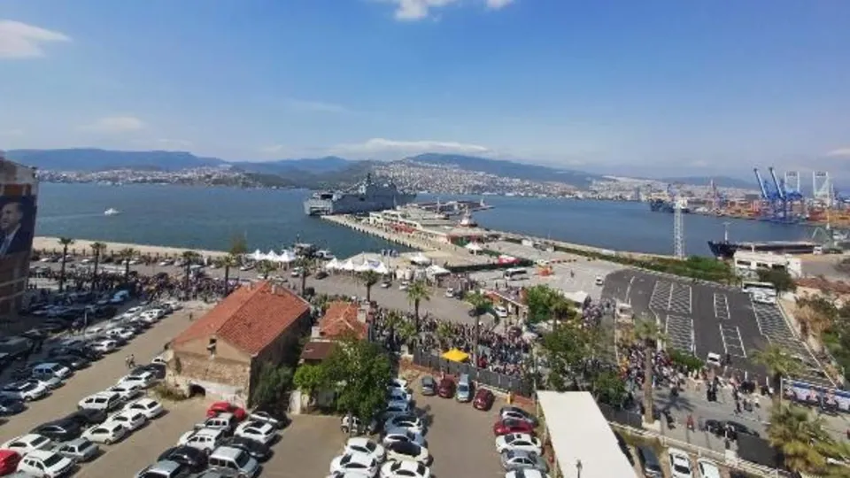 İzmir’de TCG Anadolu’ya 3’üncü günde de yoğun ilgi: Vatanımızı korumak için bu gemiye ihtiyacımız var