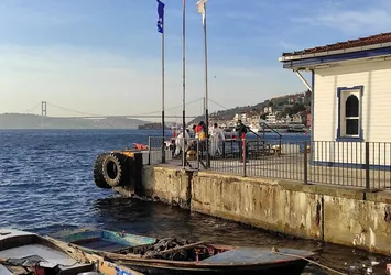İstanbul'da hareketli saatler! Çantasına taş doldurup...