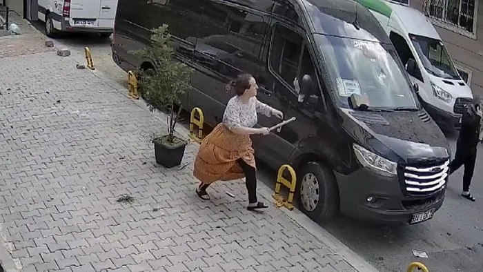 eyupsultanda-akilalmaz-olay-hatali-park-tartismasi-kavgaya-donustu-sopa-ve-bicakla-saldirdilar-1714318916910.jpeg Eyüpsultan'da akılalmaz olay! Hatalı park tartışması kavgaya dönüştü: Gözü dönmüş grup sopa ve bıçakla saldırdı - 2