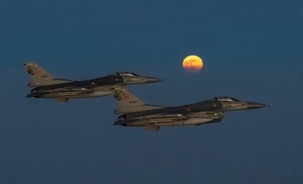 Türk savaş jetlerinden Süper Ay’da enfes görüntüler
