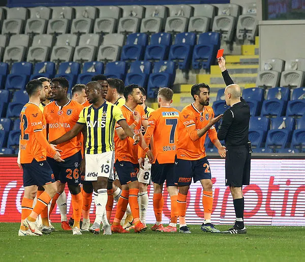 Başakşehirli Mahmut Tekdemir Fenerbahçe maçında 9 yıl aradan sonra kırmızı kart gördü - 1