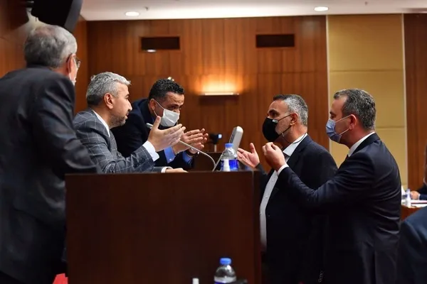mansur-yavasin-maskesi-dustu-1623510436798.jpg Mansur Yavaş'ın suya yaptığı yüzde 80 zamma tepkiler dinmiyor! "Maskeniz düştü işiniz gücünüz algı" - 1