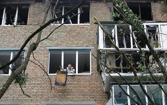 rusya-gece-boyu-ukraynayi-vurdu-cok-sayida-olu-ve-yarali-1748161232024.jpg Saldırıların ardından az hasar görmüş binalarda arama kurtarma çalışmaları yapılıyor. (AFP)