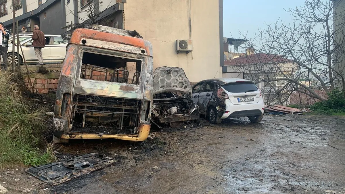 Beyoğlu'nda park halindeki 3 araç yandı