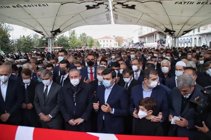 Özdemir Bayraktar son yolculuğuna uğurlandı! Sevenleri Fatih Camii'ne akın etti