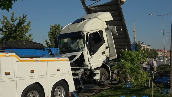 denizlide-lastigi-patlayan-tir-refuje-devrildi-denizli-izmir-karayolu-6-saat-trafige-kapatildi-1657094124469.jpg Denizli’de lastiği patlayan tır refüje devrildi! Denizli-İzmir karayolu 6 saat trafiğe kapatıldı - 3