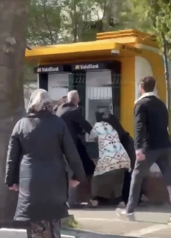 bursada-dilenciler-birbirilerine-tekme-tokat-saldirdi-saniye-saniye-kaydedilen-kavganin-sebebi-saskina-cevirdi-1650524218628.jpg Bursa’da dilenciler birbirilerine tekme tokat saldırdı! Saniye saniye kaydedilen kavganın sebebi şaşkına çevirdi - 3