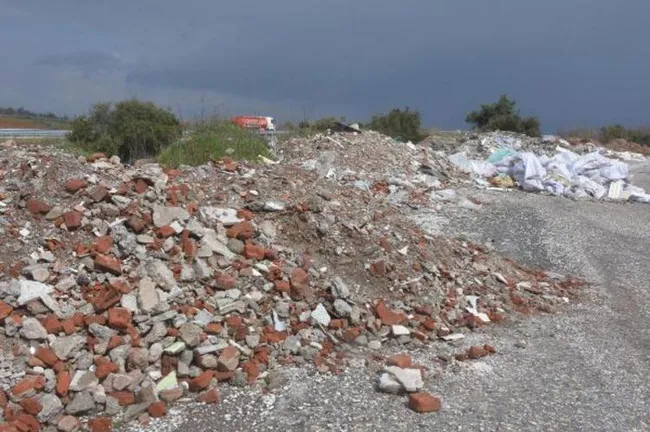İzmir’de baraj yakınına dökülen molozlara halk isyan etti: Başa çıkamıyoruz