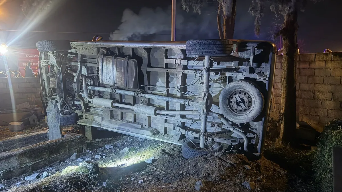 Köşk'te minibüs mezarlığa uçtu: 3 yaralı