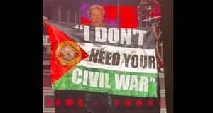 Ünlü rock grubunun solisti konserde Filistin bayrağı açtı!