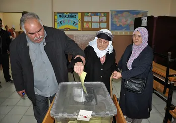 116 yaşındaki Ayşe Uskar sandık başına gitti