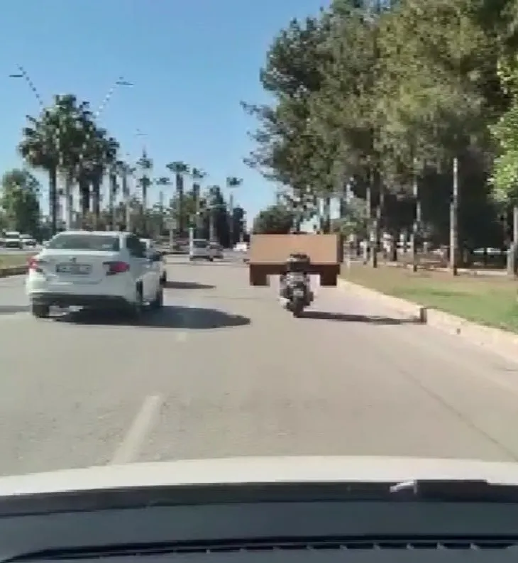 Adana’da trafikte şaşkına çeviren an: Başka bir ülkede olamaz