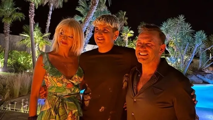 okan-buruk-eski-esi-nihan-akkusla-yeniden-bir-arada-1766640536432.jpeg Kaynak: Sosyal medya