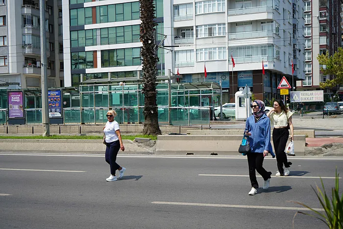 Yayaların ölümle burun buruna geçiş yarışı! Kamu binalarına erişim için ölümü göz alıyorlar - 6