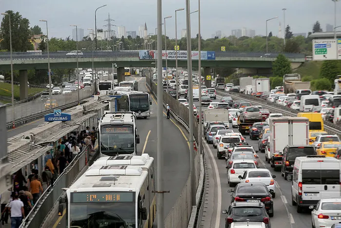 Son dakika: Kademeli normalleşmenin ikinci gününde İstanbul trafiğinde son durum: Yüzde 70'i geçti - 1