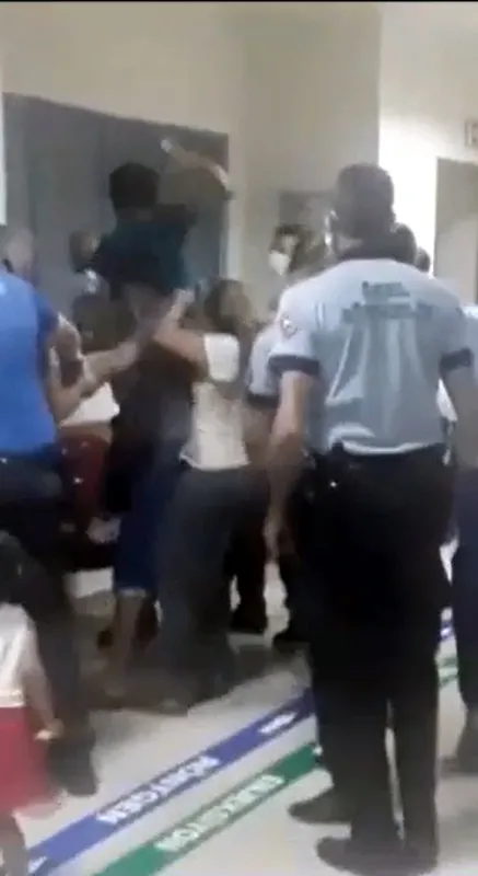 cocugun-kolunu-acitti-diyerek-hemsirelere-saldirdilar-1629687918382.jpg Son dakika: ‘Çocuğun kolunu acıttı’ diyerek hemşirelere saldırdılar! Sağlık Bakanı Fahrettin Koca: 4 kişi gözaltında - 1