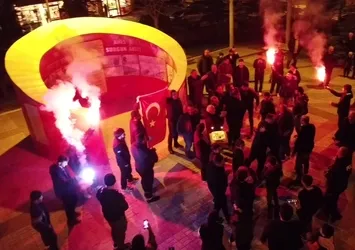 Bursa'da kavga ihbarına giden polislere sürpriz kutlama