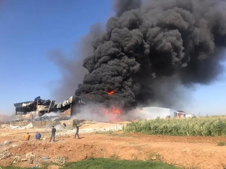 Son dakika: Mardin'de plastik atık fabrikasında korkutan yangın - 1
