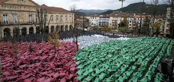 1937’de bombalanan Guernica kasabasında binlerce kişi Filistin için tek yürek! Dünya ve tarih, yeni bir Guernica’yı kabul etmemeli