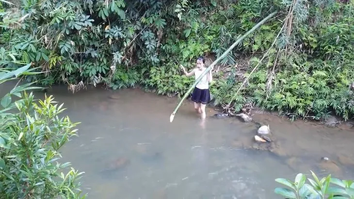 Daha önce böyle balık avlama yöntemi görülmedi 🐟 Genç kadın vahşi doğada herkesi şaşırttı