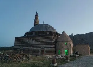 Türkiye’de ilk Kurban Bayramı namazı Iğdır’da kılındı! Milyonlar secdede buluştu