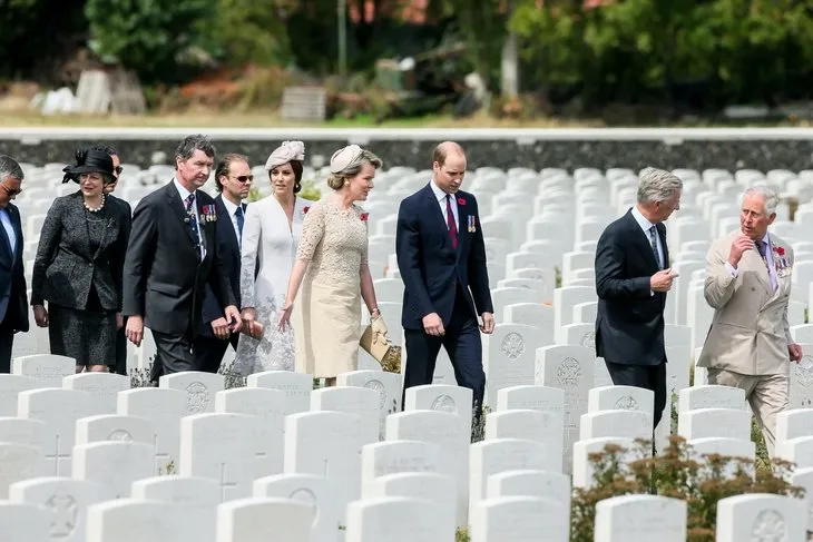 İngiltere Başbakanı Theresa May, kraliyet ailesinin önünde diz çöktü