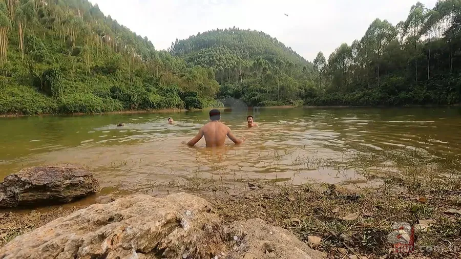 Dev anakonda yılanı nehirde yüzen gençlere saldırdı! Korku dolu anlar görüntülendi 9