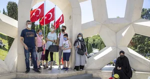 Halk 15 Temmuz Şehitler Anıtı’na akın etti