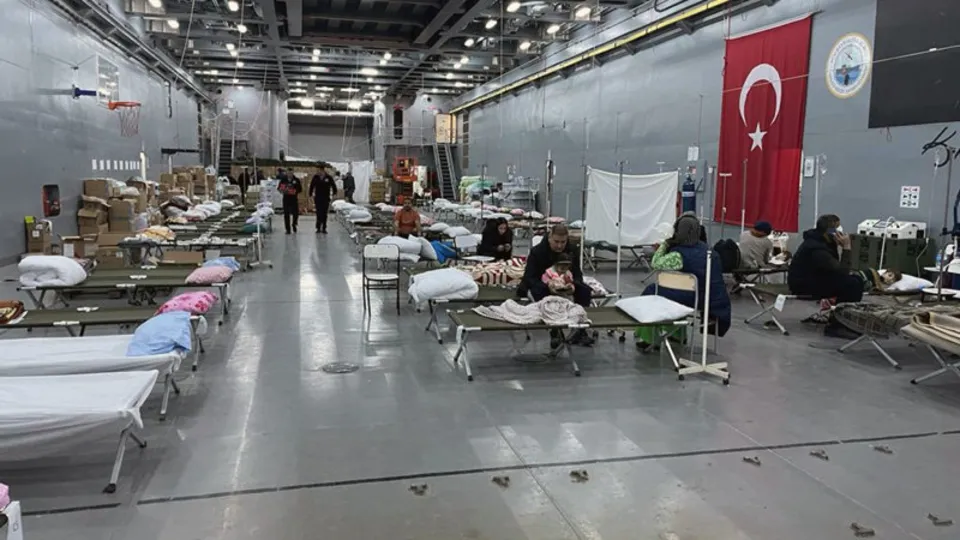 Yüzen sağlık üssü depremzedelerin hizmetinde! Vatandaşın rahatı için her şey düşünüldü