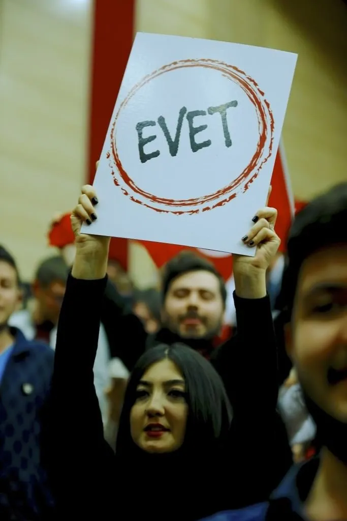 Bakan Çavuşoğlu’na üniversite öğrencilerinden büyük sürpriz