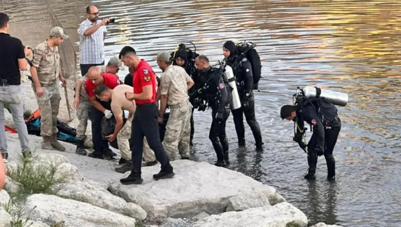 AKINTIYA KAPILAN GENÇ BOĞULARAK CAN VERDİ! 