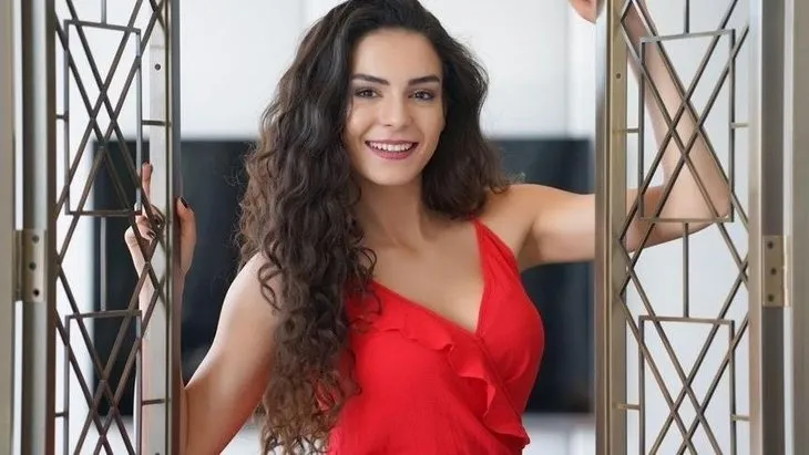 Özge Gürel ortaya çıkan fotoğrafıyla olay oldu!