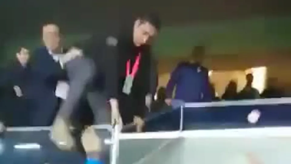 Ali Koç protestoda bulunan taraftarların arasına atladı