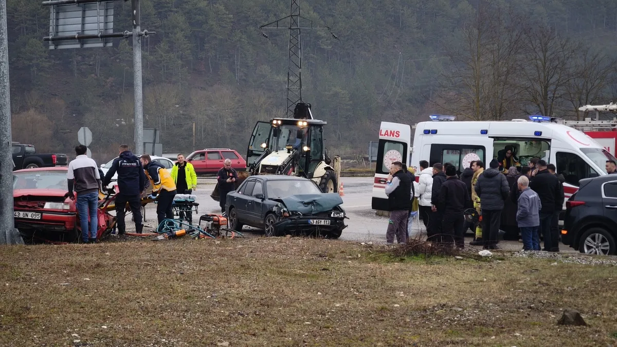 İki otomobil kafa kafaya çarpıştı: 1'i ağır, 3 yaralı