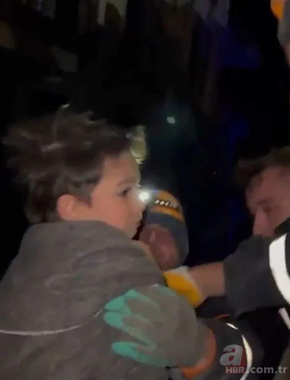 Depremden saatler sonra mucize kurtuluşlar! Umutlu bekleyişler sürüyor 18