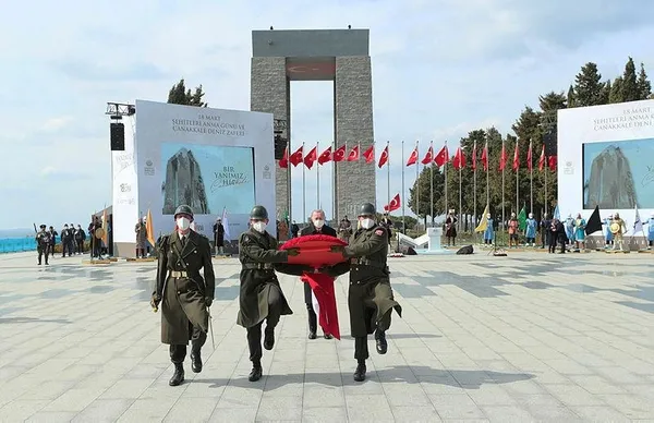 Atatürk Anıtı'na çelenk bırakan Başkan Erdoğan'ın Türk bayrağı hassasiyeti! Dikkat çeken anlar - 1