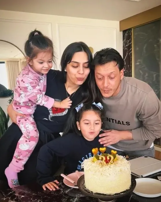 mesut-ozil-37-yasina-basti-cocukluk-fotografiyla-duygulandirdi-1760602092578.jpg Kaynak: Instagram