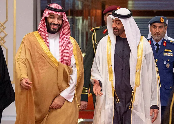 Filistin'de İsrail ile anlaşan BAE'ya tepki! Abu Dabi Veliaht Prensi Bin Zayid’in posterlerini ateşe verdiler - 3