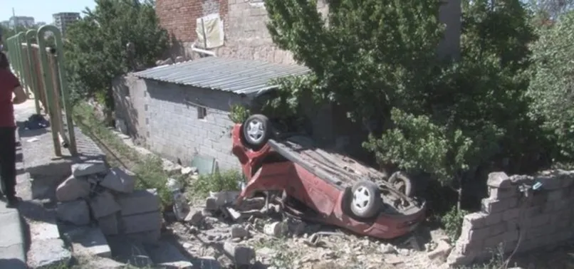Kayseri'de korkunç kaza! Takla atan otomobil eve girdi: 5 yaralı