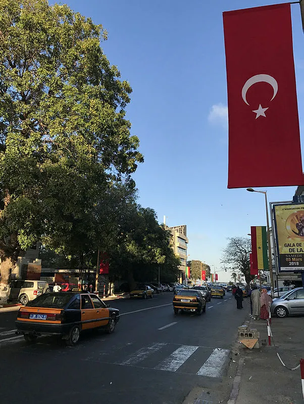 Dakar sokakları Türk bayraklarıyla süslendi - 1
