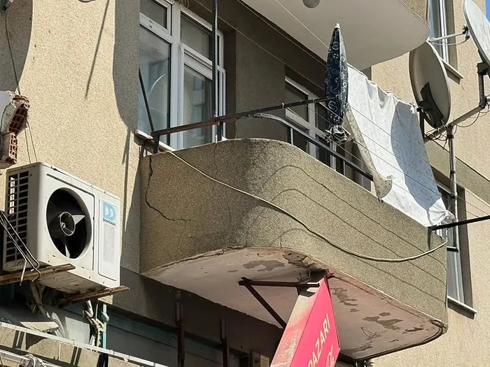 1712659808057.jpeg İstanbul'da 5 katlı binanın balkonu çöktü! 1 yaralı - 3